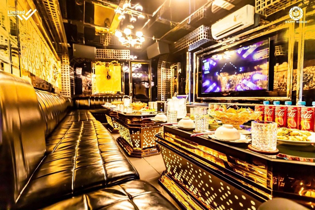 363 KTV 金色调包厢，黑色皮质长卡座、金雕背景墙与水晶吊灯