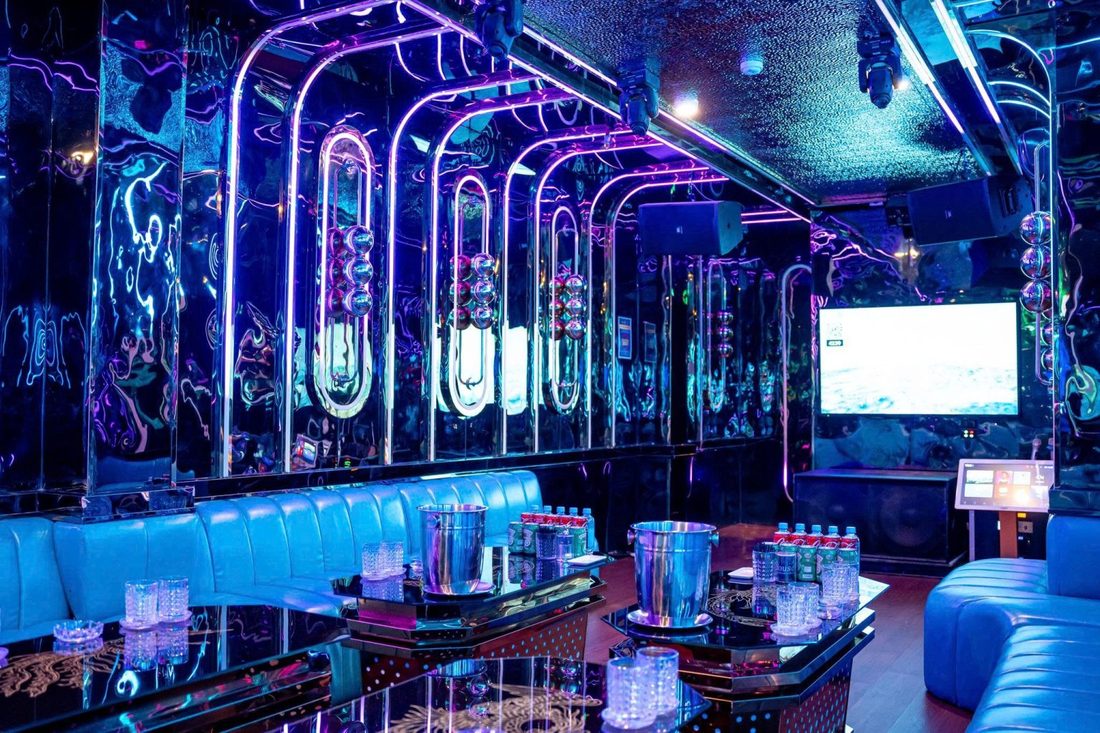 363 KTV 蓝皮环形卡座包厢，镜面霓虹拱门与银色迪斯科球串