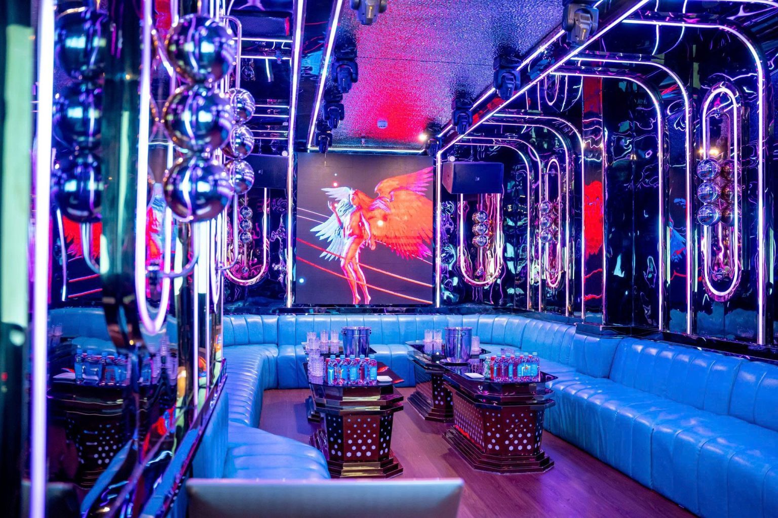 363 KTV LIMITED 蓝皮环形卡座包厢，镜面霓虹拱门与 LED 巨幕