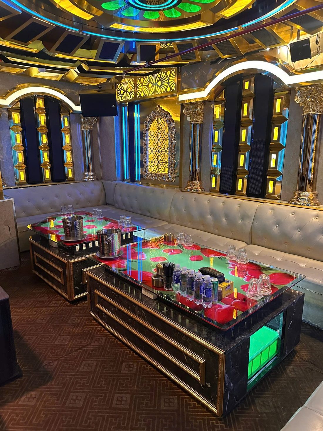 57 LOTUS KTV 蓝金彩窗包厢 · 拱形壁龛与彩色玻璃穹顶
