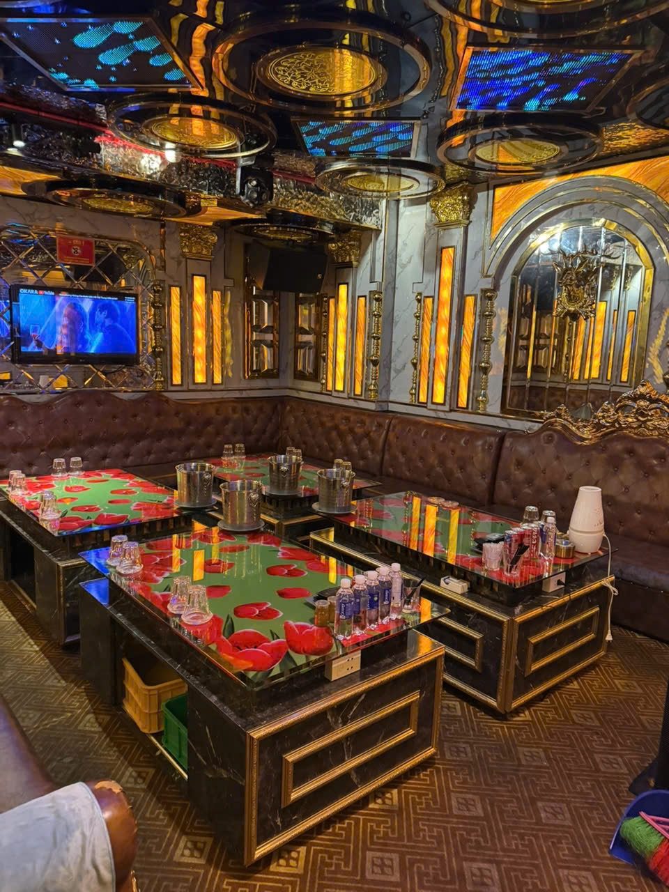 57 LOTUS KTV 金色雕花大厅 · 双桌位大房