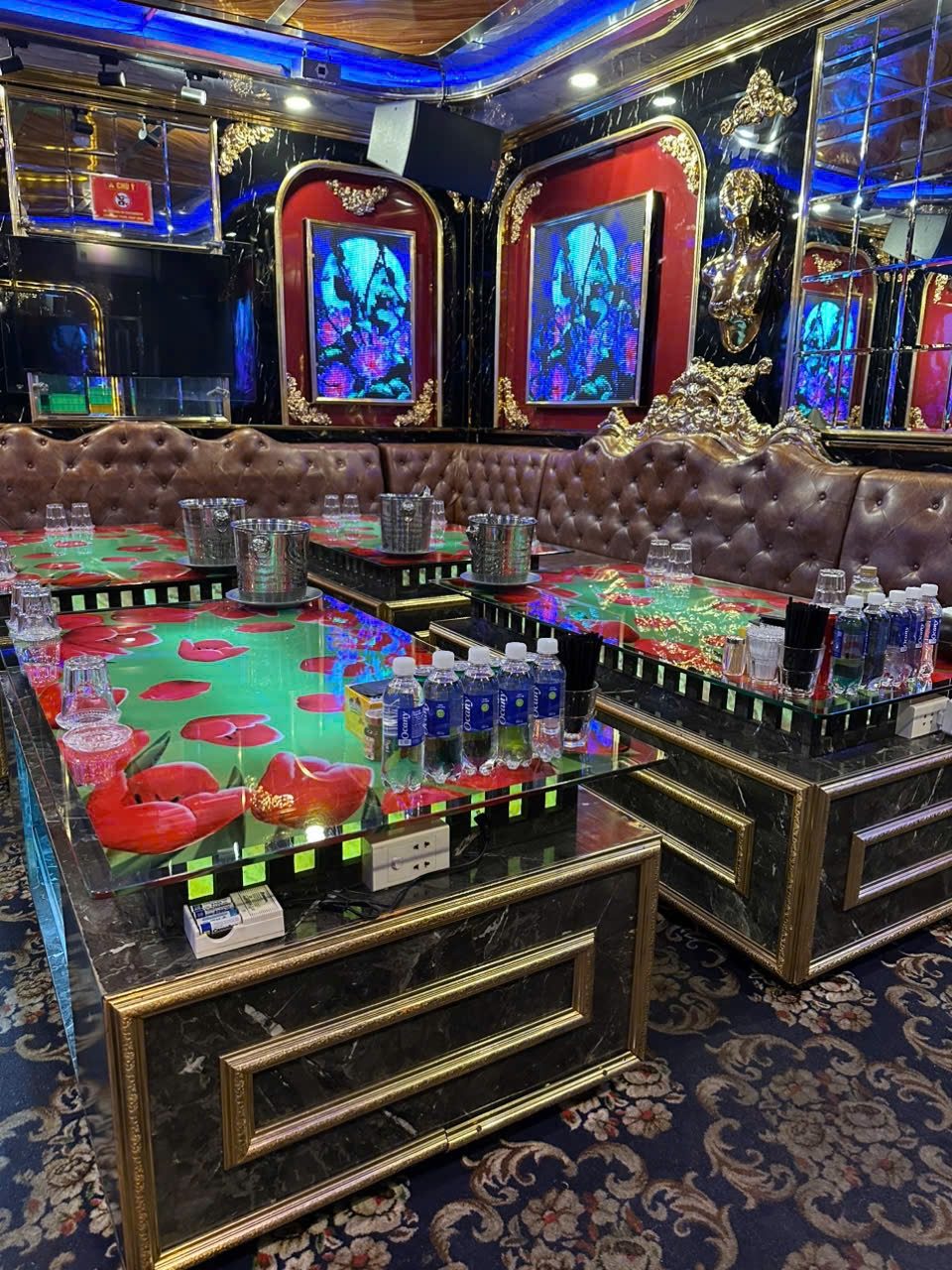 57 LOTUS KTV 黑金大理石包厢 · 深棕皮质卡座