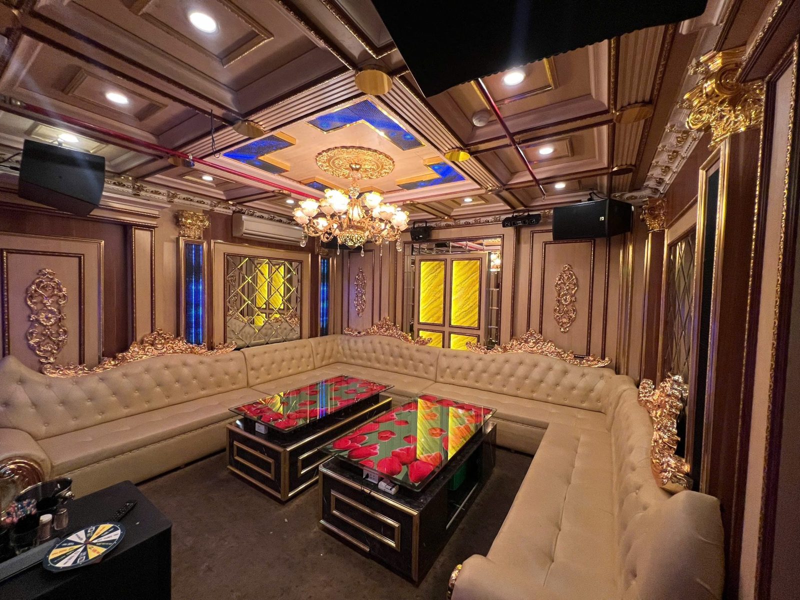 57 LOTUS KTV 胡志明第一郡包厢 · 胡桃木护墙板与水晶吊灯