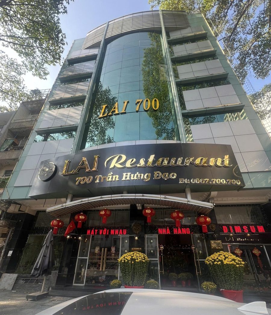 700 LAI KTV 所在的玻璃幕墙独立楼 · 楼身金色 LAI 700 字样