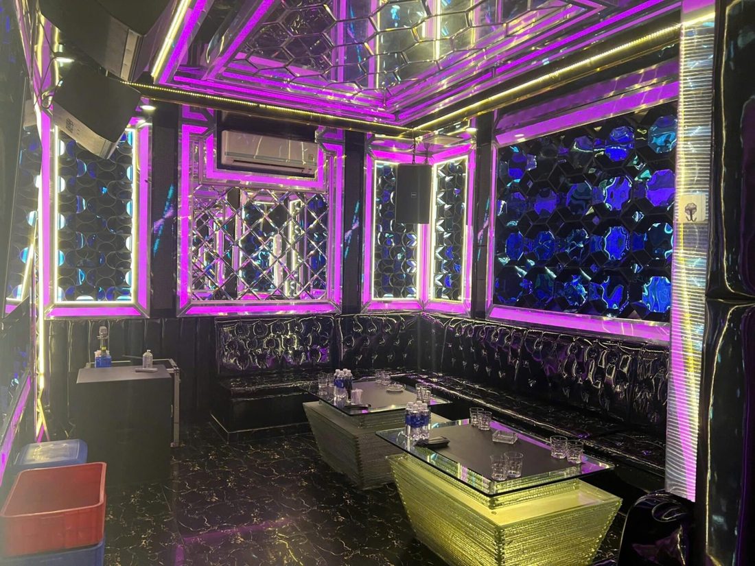 700 LAI KTV 紫金灯包厢 · 洋红灯带配蓝色六角玻璃砖墙与金色亮片矮几