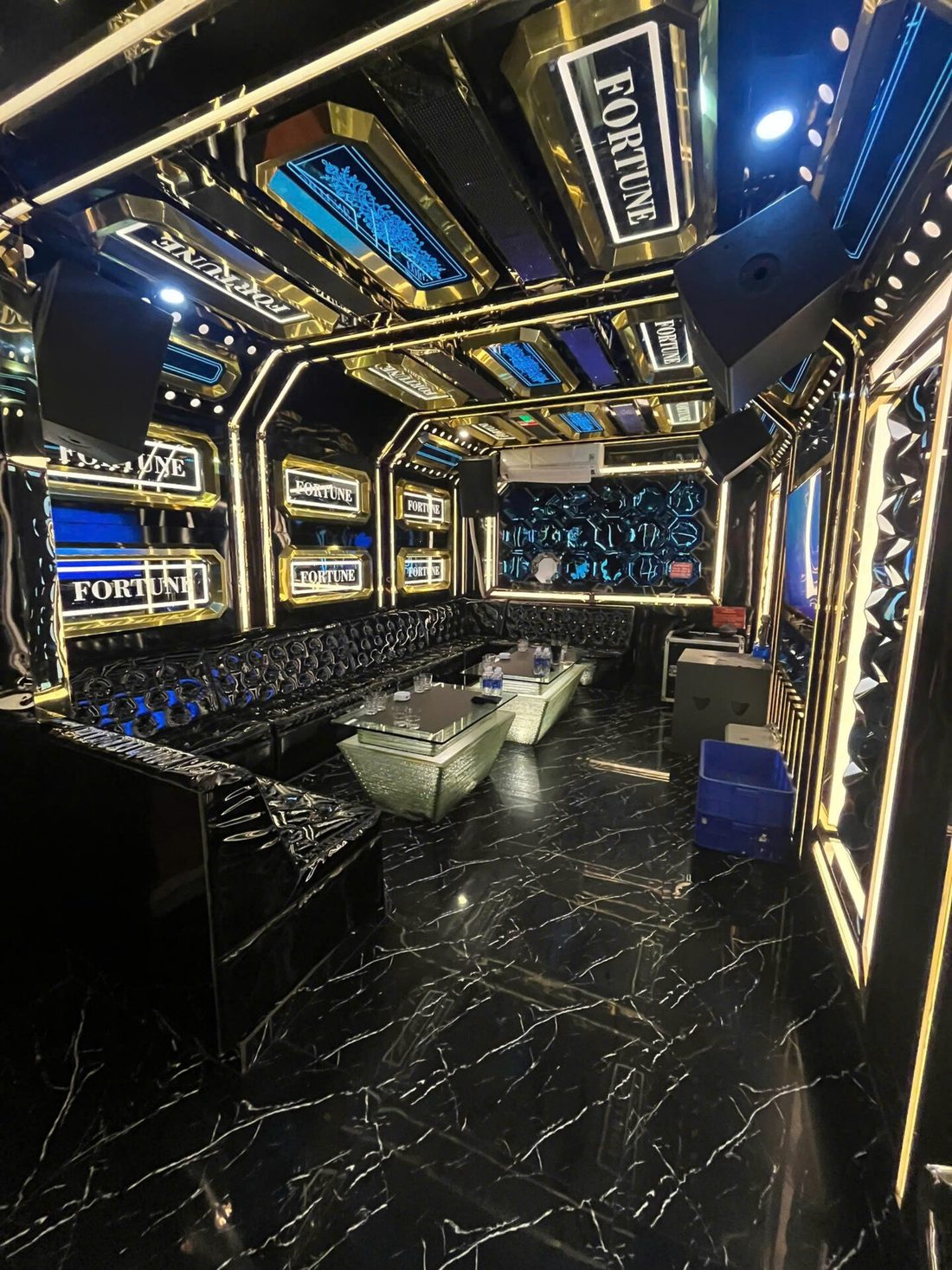 700 LAI KTV 黑金科技感包厢全景 · 金色格栅墙与黑金大理石地面