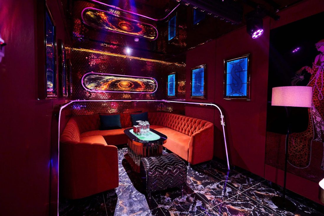 90S KTV 酒红包厢 · 紫调霓虹弧线与黑白大理石纹地面