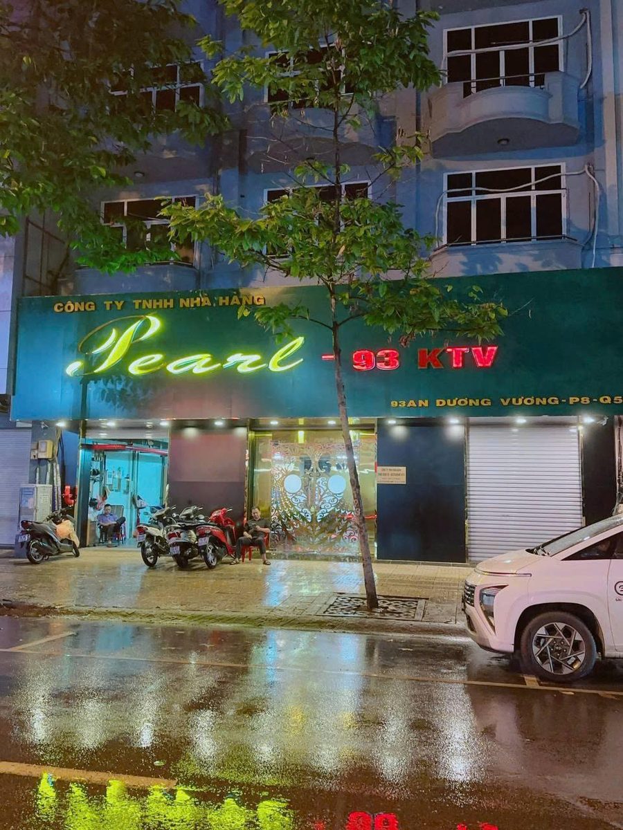 93 KTV PEARL 胡志明第五郡门头 绿底 Pearl 霓虹招牌