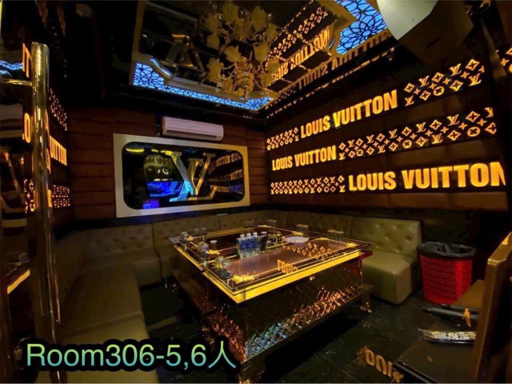 93 KTV PEARL Room306 老花图案金色包厢