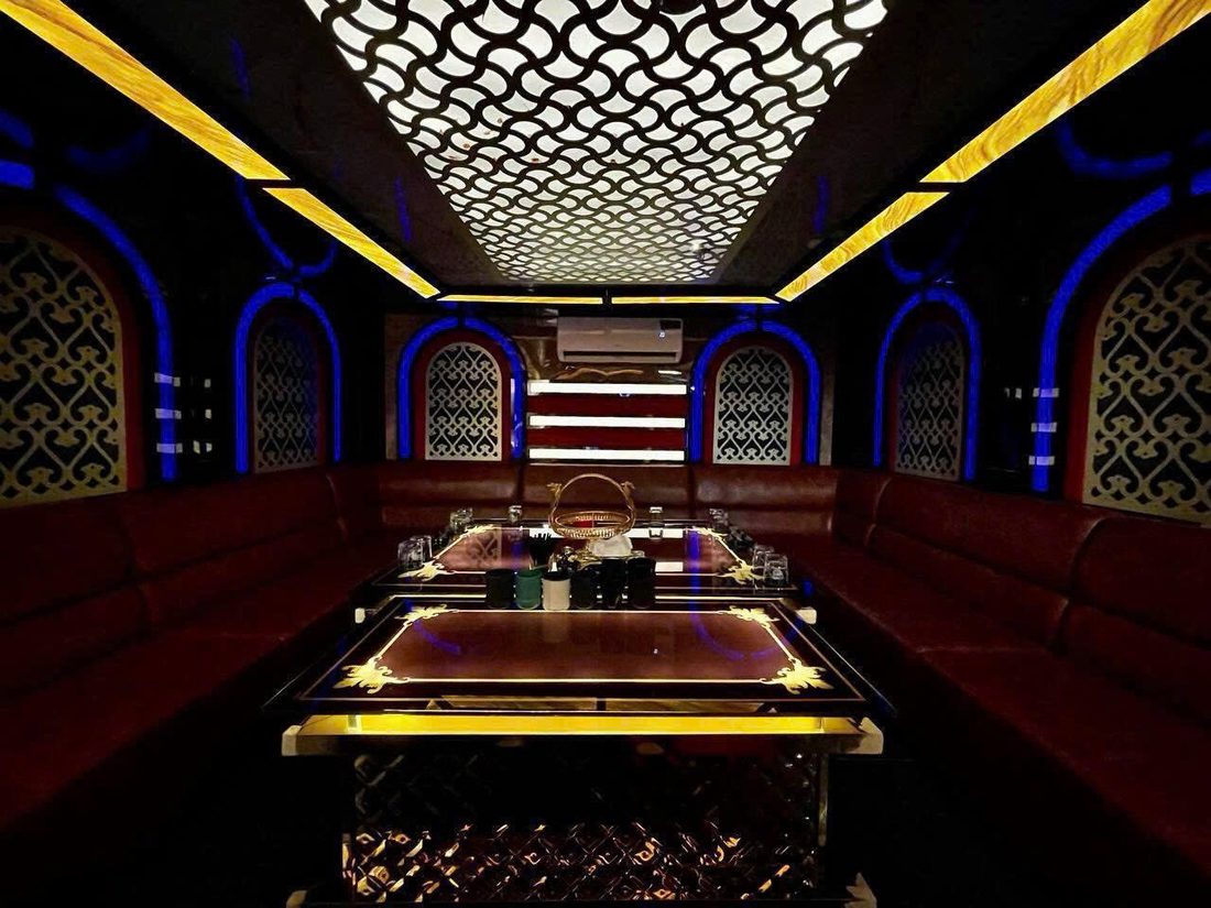 93 KTV PEARL 蓝光拱门金纹镂空天花包厢