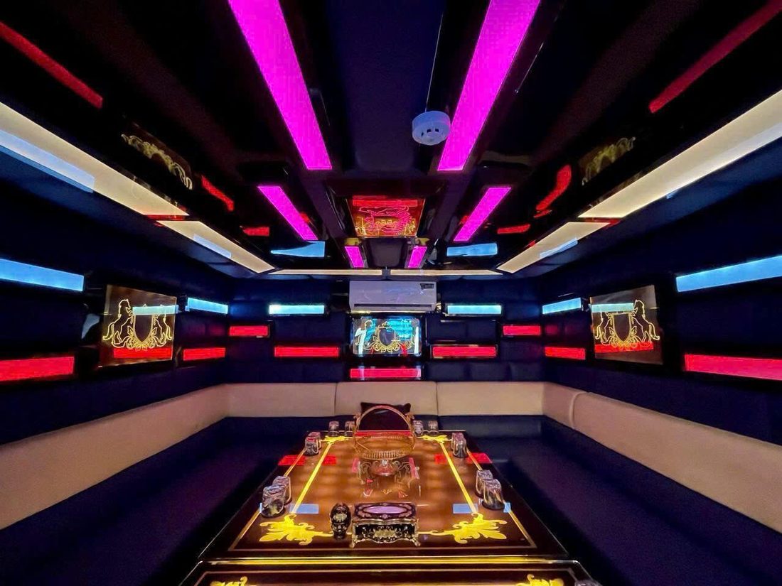 93 KTV PEARL 藏青粉蓝光带包厢