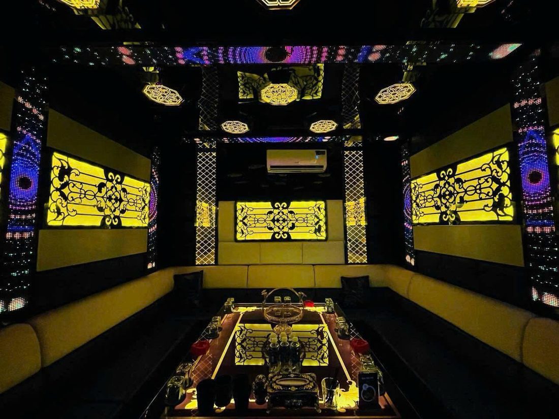 93 KTV PEARL 明黄铁艺蜂窝金包厢