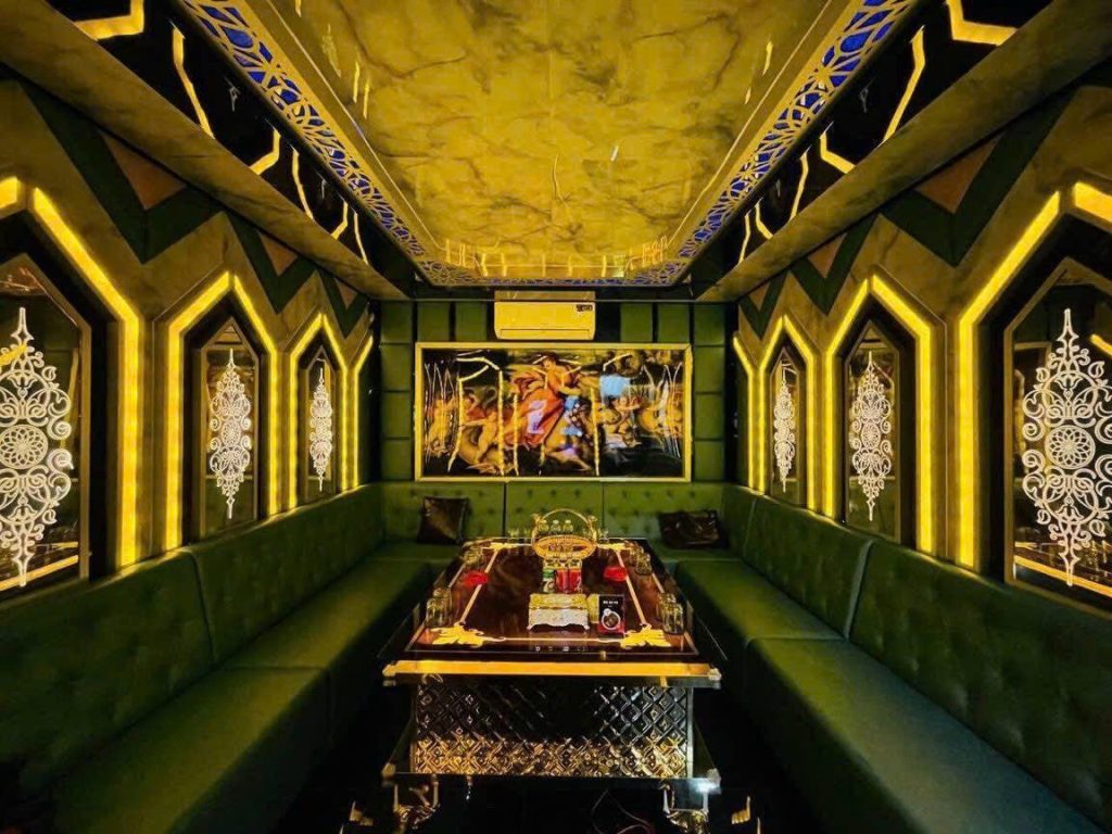 93 KTV PEARL 墨绿丝绒金浮雕包厢