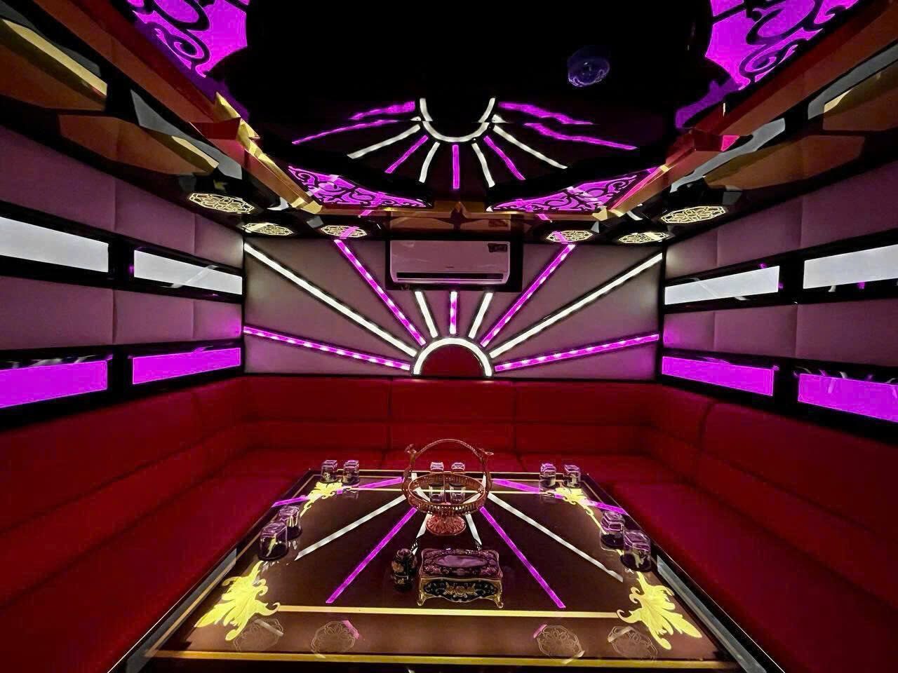 93 KTV PEARL 洋红星芒包厢 红丝绒卡座