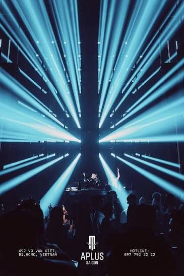 APLUS MUSIC SAIGON 冷蓝激光从舞台两侧向 DJ 台收拢，DJ 举手，前排人群剪影