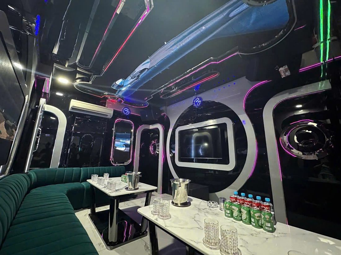 ATLANTIS KTV 包厢品红灯带亮起,舷窗与圆形舱门造型墙面