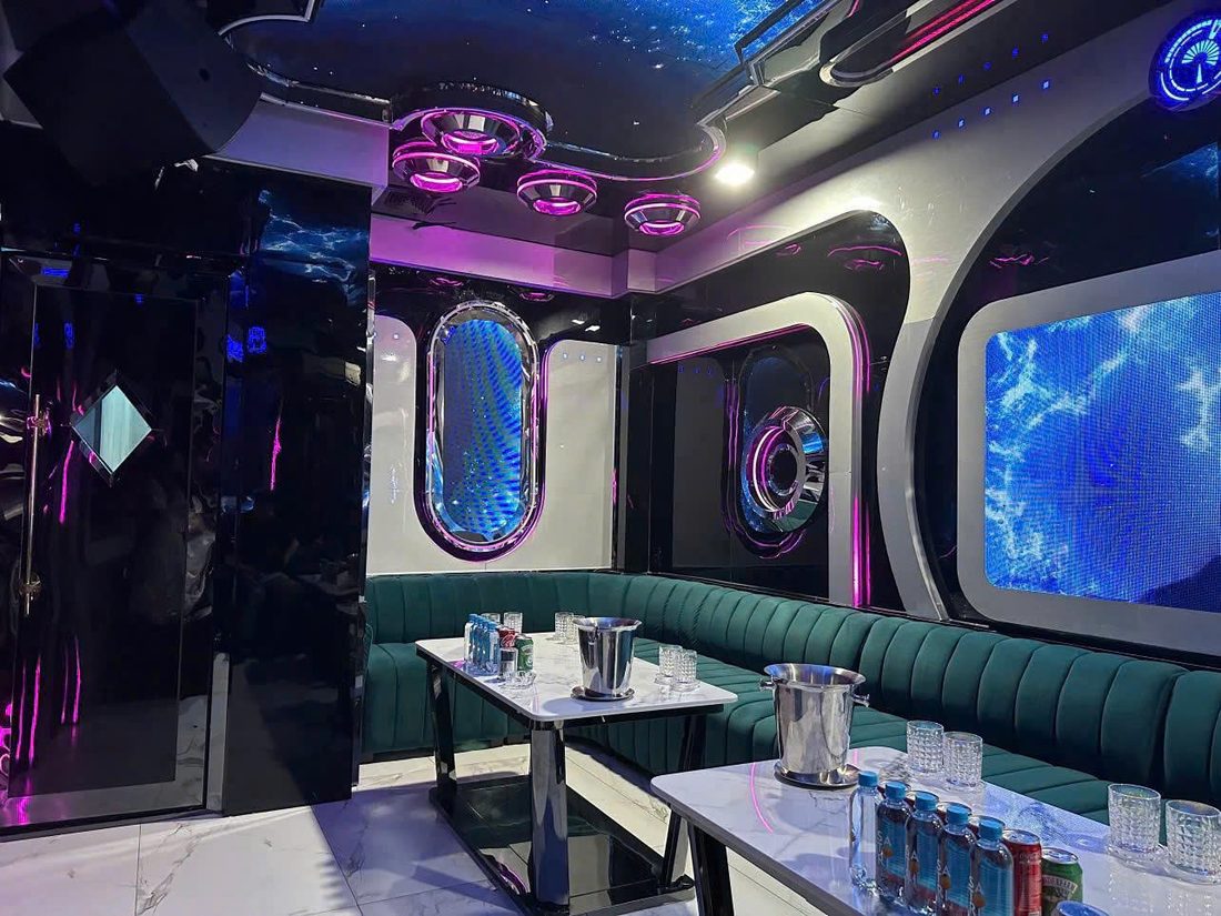 ATLANTIS KTV 同一间包厢换成冰蓝灯带,主屏放深海水流画面