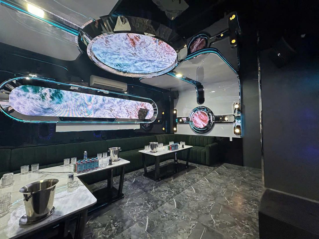ATLANTIS KTV 包厢椭圆穹顶屏放星球地表画面,墙面长条舷窗屏
