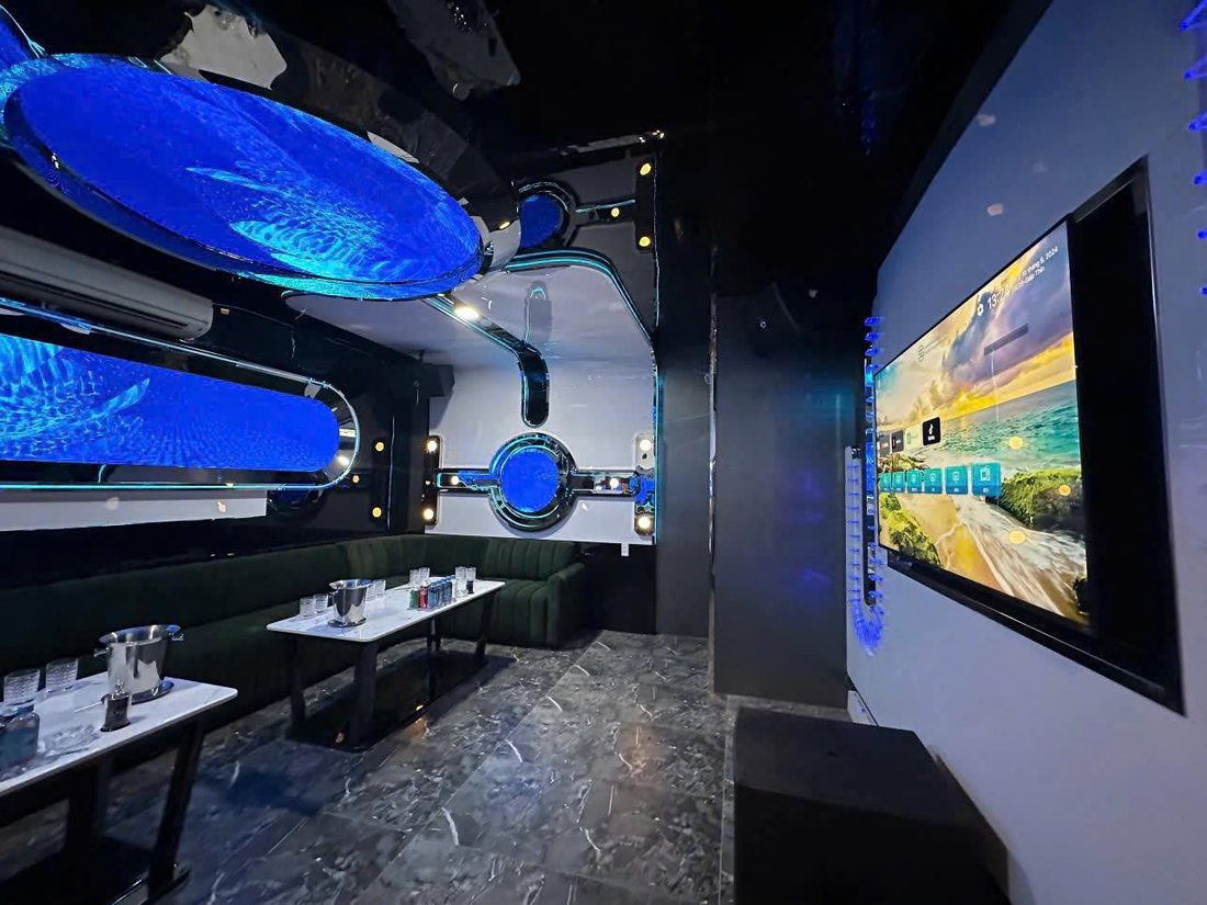 ATLANTIS KTV 包厢蓝色椭圆屏与圆形舷窗,深绿卡座与大屏幕点歌台