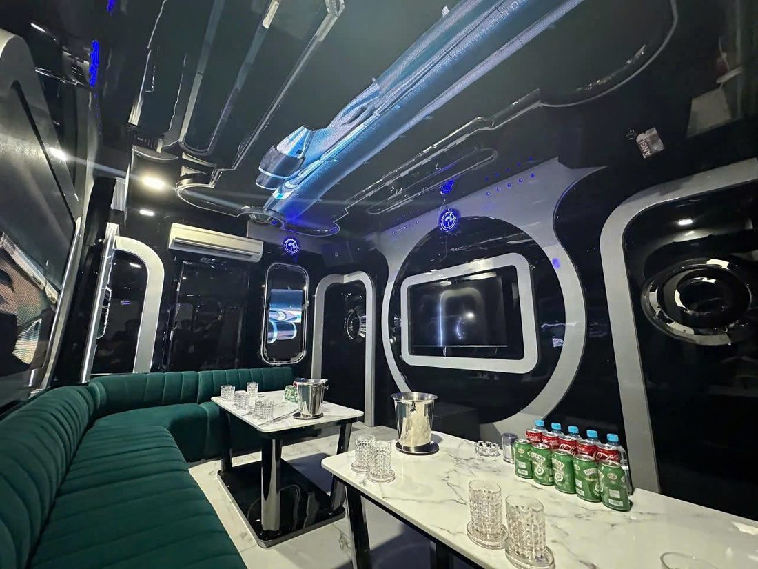 ATLANTIS KTV 包厢深绿丝绒长卡座与白色大理石桌,圆形舱门造型主屏