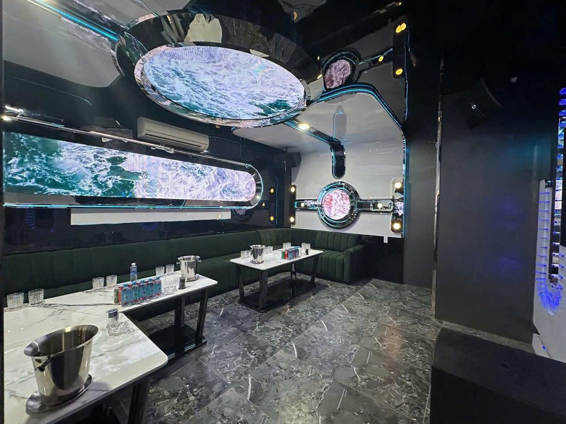 ATLANTIS KTV 包厢墙面长条屏放海面浪花,顶部椭圆屏与圆形舷窗