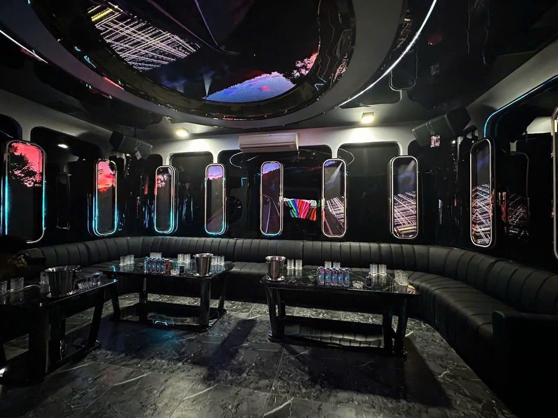 ATLANTIS KTV 大包厢整面墙九扇竖长舷窗屏与黑色环形皮卡座，顶部圆形穹顶屏