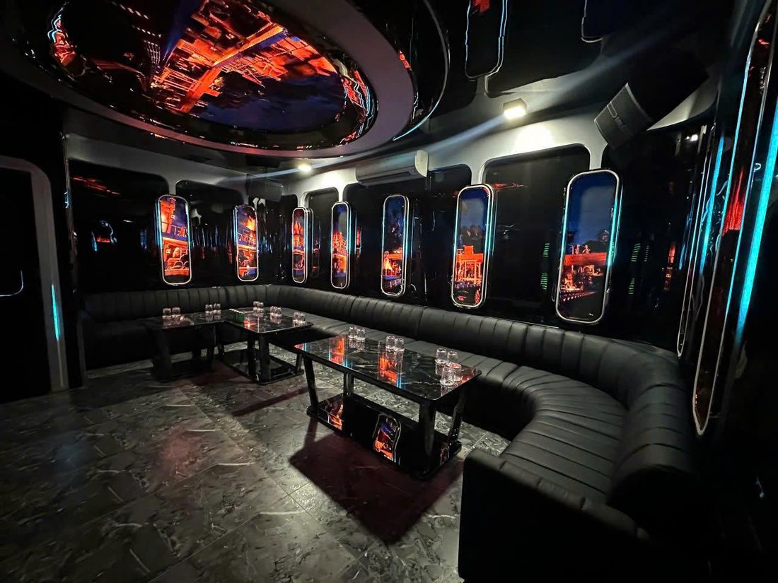 ATLANTIS KTV 大包厢一整排竖长舷窗屏与黑色皮革环形卡座