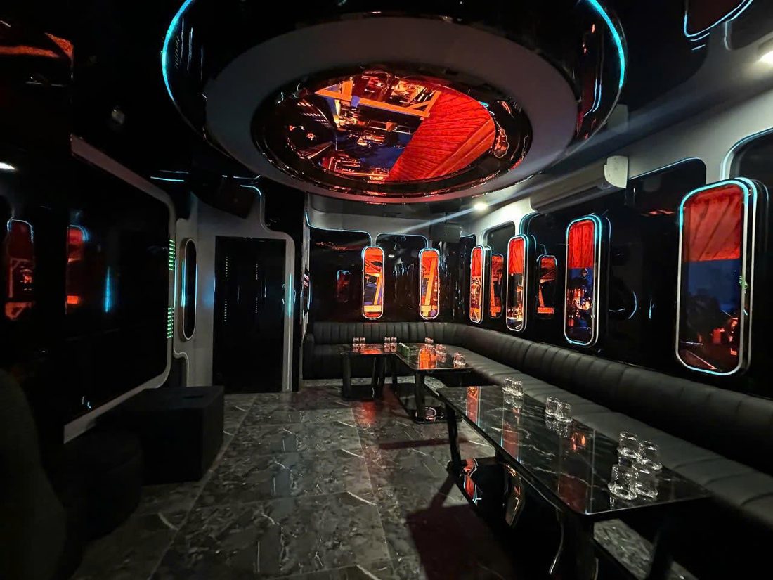 ATLANTIS KTV 大包厢圆形穹顶屏放红色星球画面,两侧舷窗屏同步变红