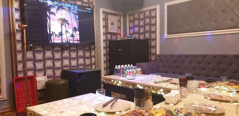 BOSS KTV 深灰菱格软包包厢,正前方大屏 LED