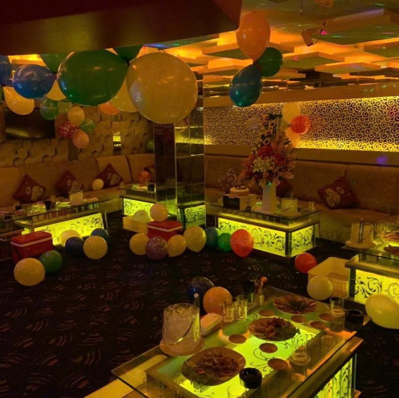 BOSS KTV 生日庆祝布置,发光台上摆果盘与气球