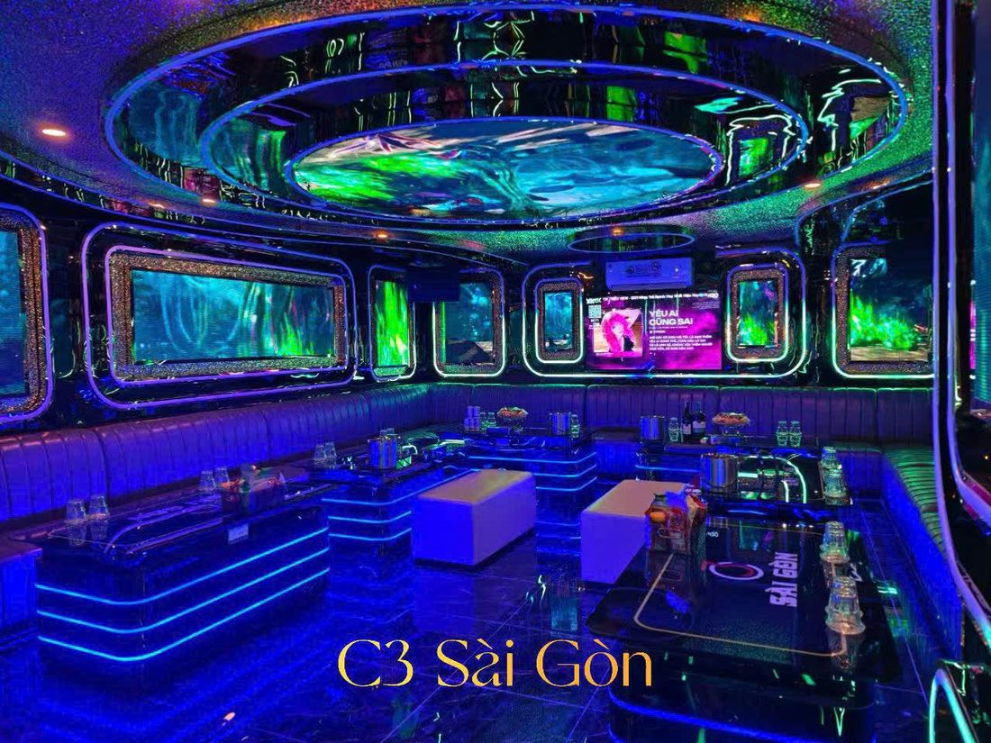 C3 SÀI GÒN KTV 包厢：深海绿调环形天花与阶梯发光卡座