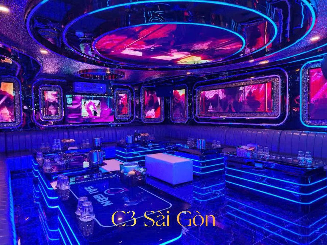 C3 SÀI GÒN KTV 包厢：霓虹紫调墙面画面屏与黑镜玻璃桌