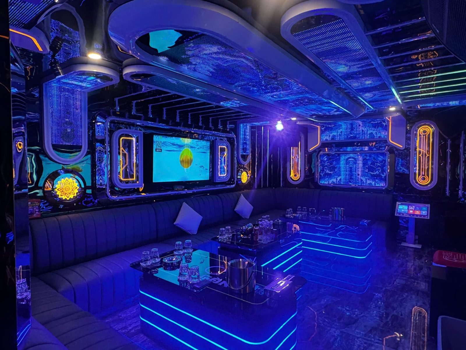 C3 SÀI GÒN KTV 大包厢：环形 LED 天花、发光台阶与墙面画面屏
