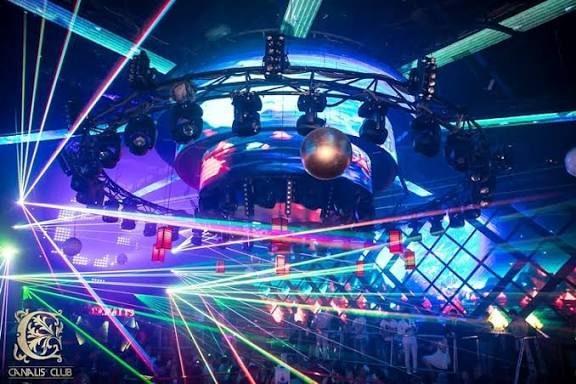CANALIS CLUB 天花板环形桁架 · 中央镜面球与彩色激光把整个空间铺满