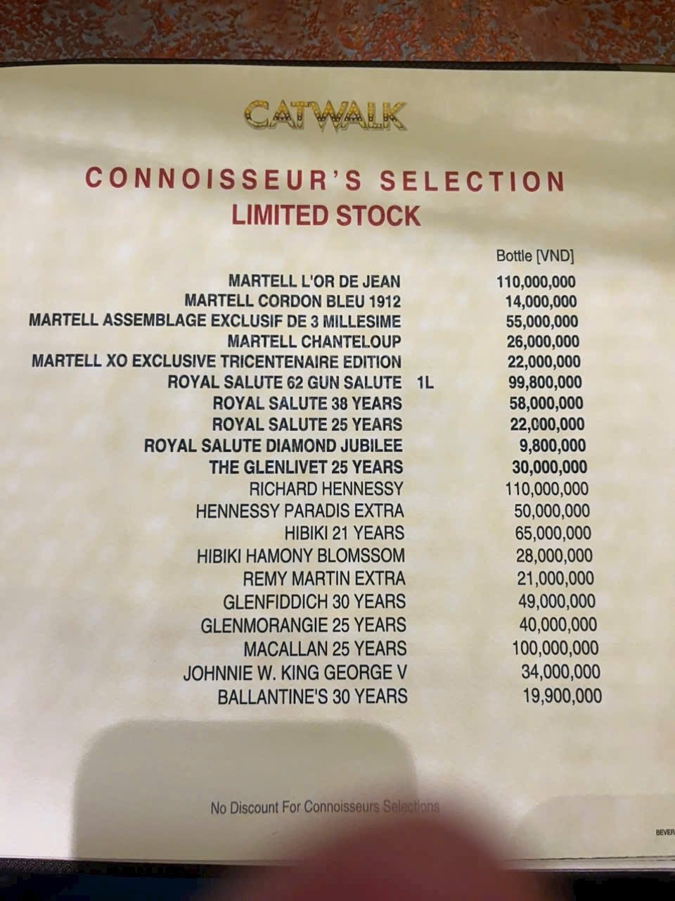 CATWALK 威士忌吧（胡志明第一郡）纸质酒单实拍 · 限量精选 Connoisseur's Selection 页，马爹利金皇与轩尼诗理察各 110,000,000 VND