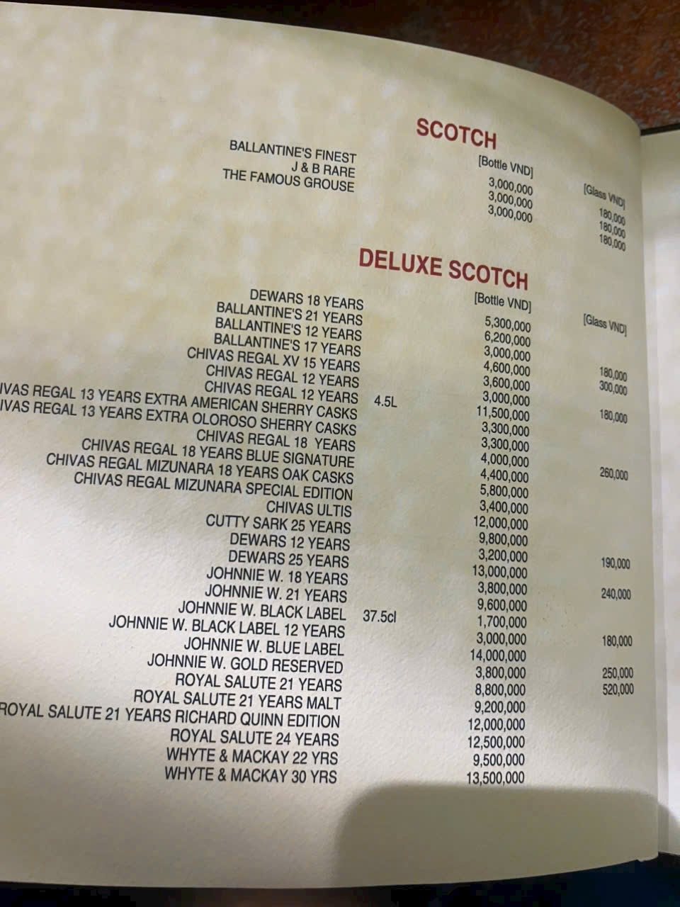 CATWALK 威士忌吧酒单实拍 · SCOTCH 与 DELUXE SCOTCH 分区，芝华士皇家礼炮尊尼获加价目