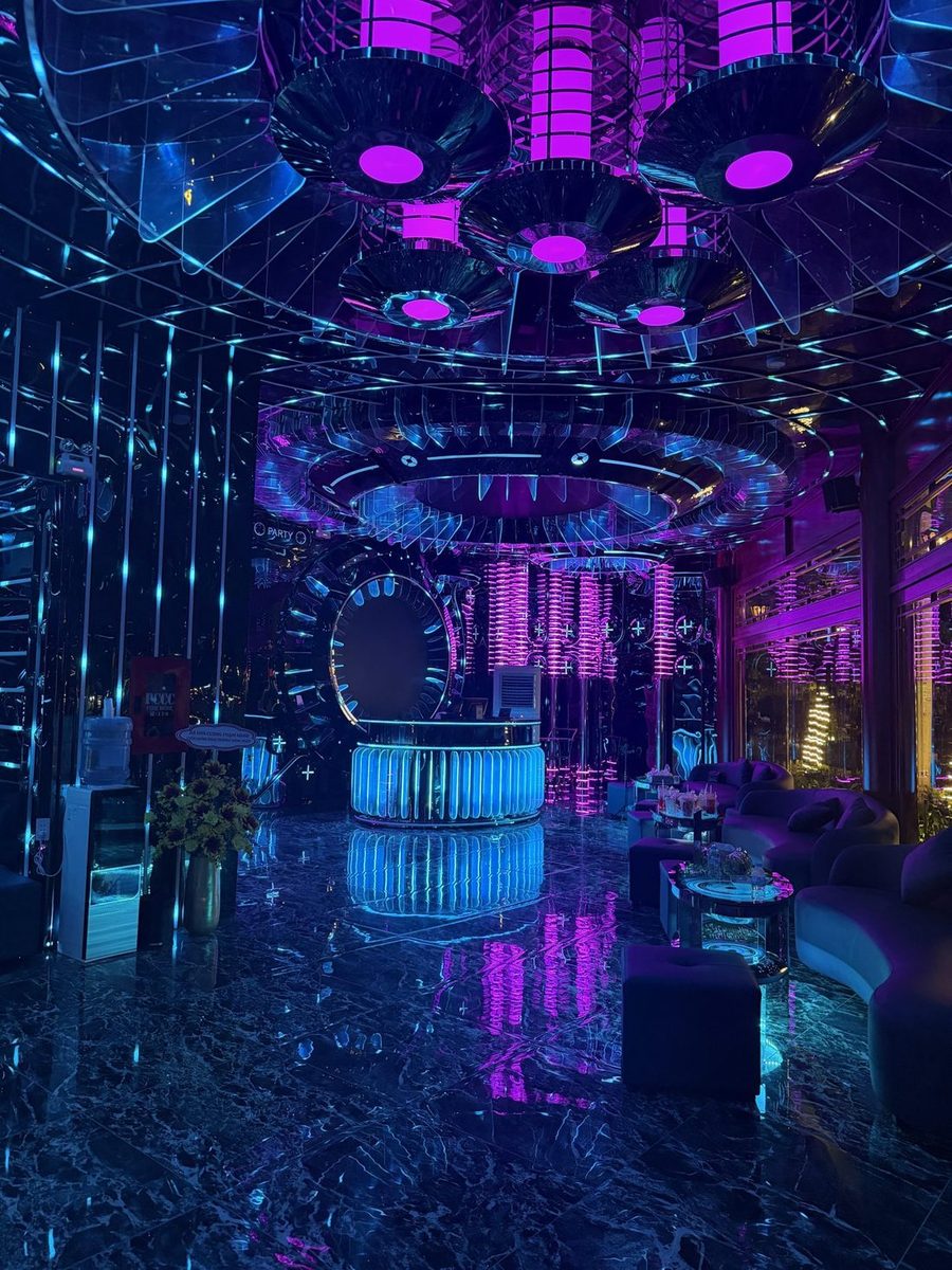 CHINA TOWN KTV 大堂:镜面天花、洋红号角吊灯、青蓝霓虹柱与云石地面