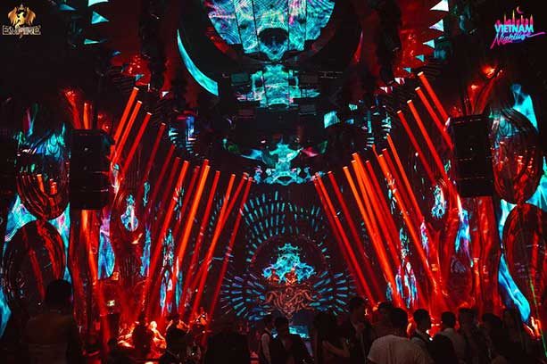 EMPIRE MUSIC BAR 主舞台正面:成排红色灯管向中央的曼陀罗视觉收拢,两侧 LED 墙与吊挂线阵列音响