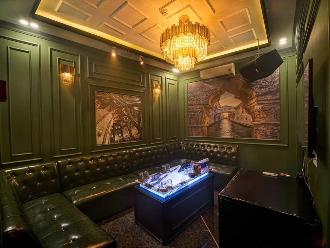THE EVEREST KTV 橄榄绿小房，U 型卡座与壁画墙面