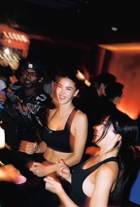 FETTI BAR 舞池上的客人在跳舞，年轻本地客与外国客混着