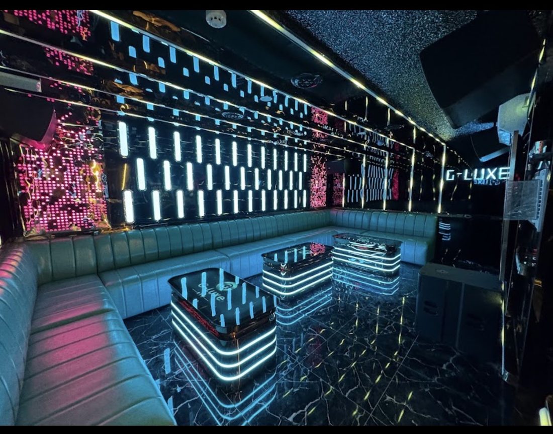 G-LUXE KTV 蓝白灯管墙与 U 形长卡座包厢