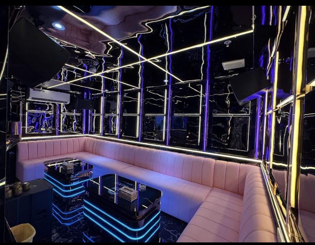 G-LUXE KTV 镜面窄房粉色皮革卡座