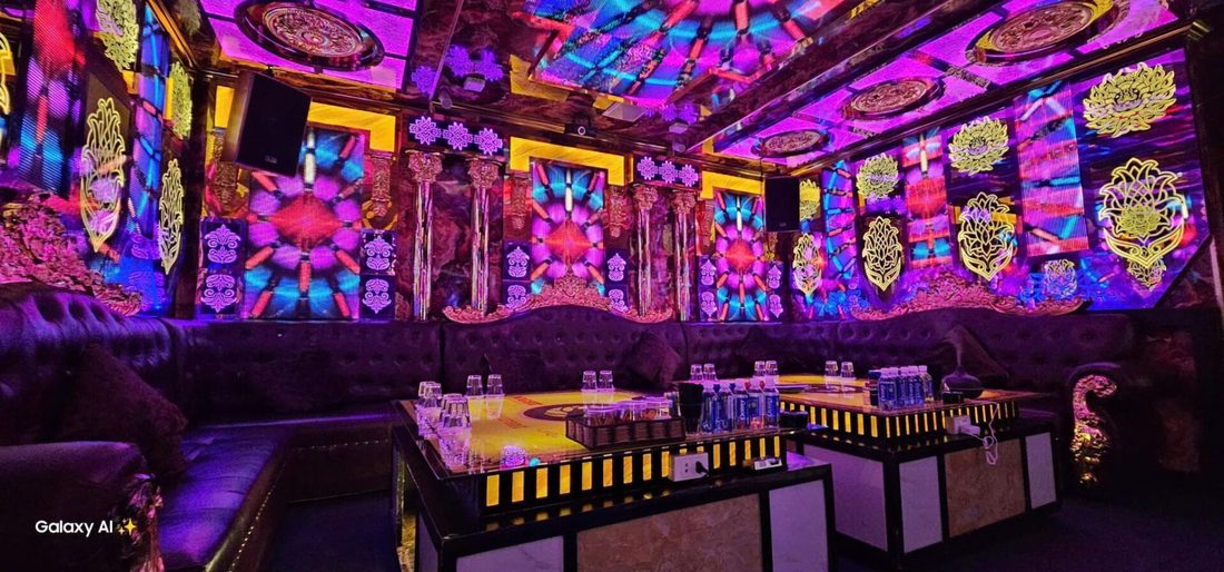 G9 KTV 万花筒彩色玻璃墙面与金色浮雕包厢