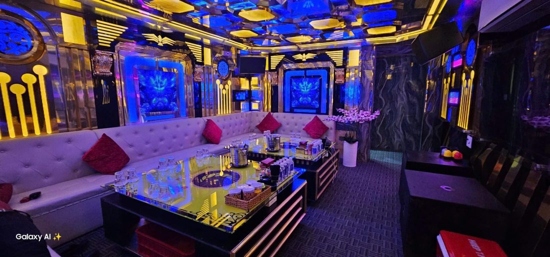 G9 KTV 蓝金撞色包厢与奶白皮沙发