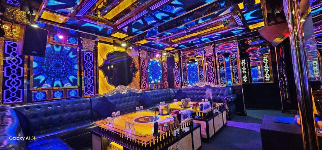 G9 KTV 蓝色万花筒灯墙与深蓝皮卡座包厢