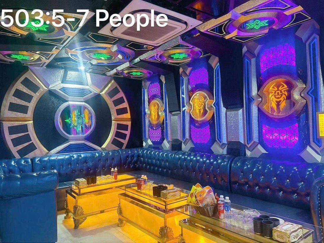 GK22 黄金王国 KTV 503 号包厢 蓝紫霓虹图腾墙与深蓝皮卡座