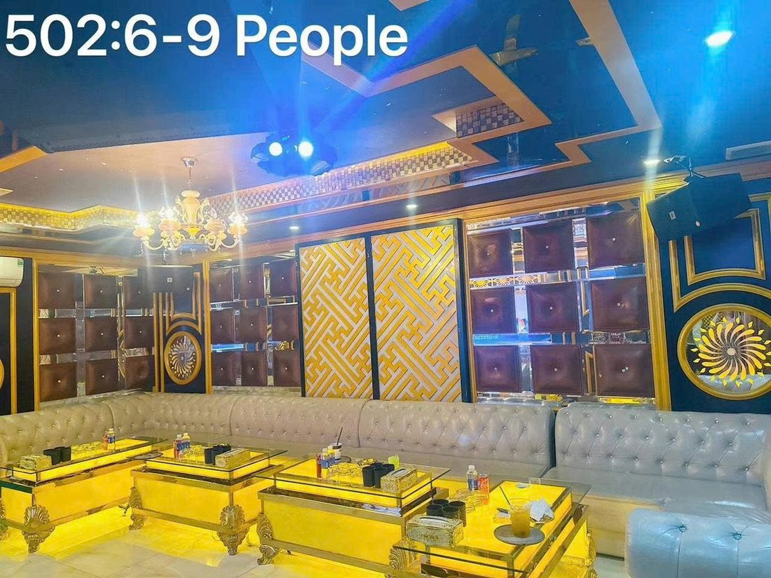 GK22 黄金王国 KTV 502 号 VVIP 包厢 金蓝回纹主墙与银灰长卡座