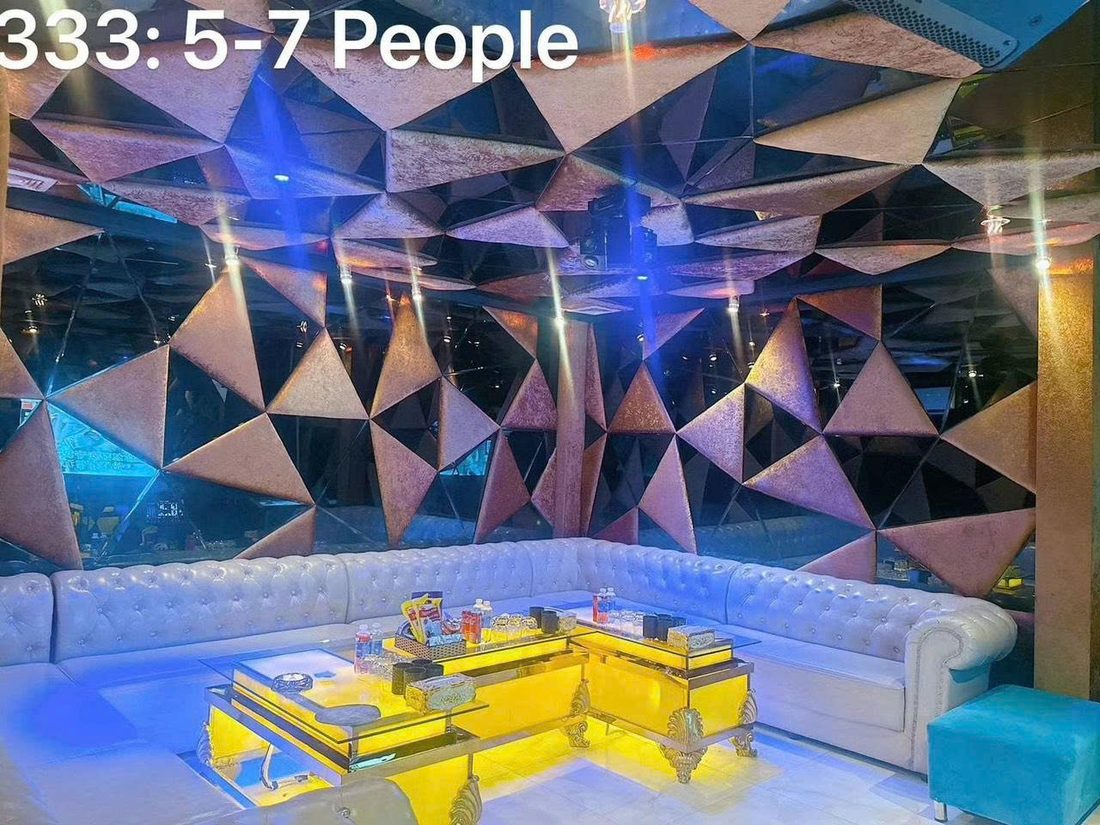 GK22 黄金王国 KTV 333 号包厢 玫铜三角立体墙与白皮卡座