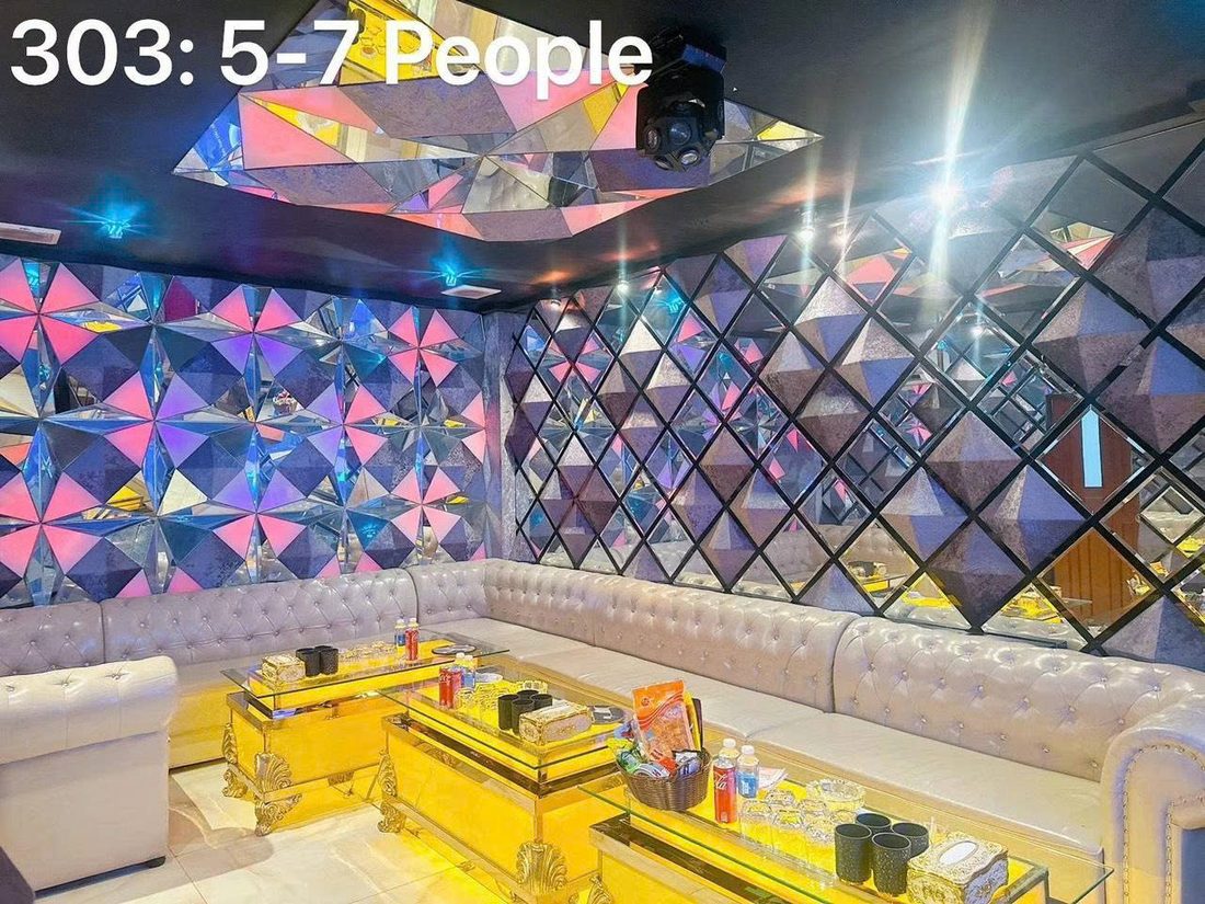 GK22 黄金王国 KTV 303 号包厢 粉紫钻石切面镜墙与米白卡座