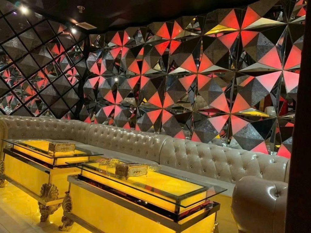 GK22 黄金王国 KTV 红银钻石切面墙包厢与发光金桌